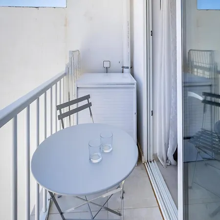 Modern 1 Bedroom For Family With Sofa Bed - By Solea Apartman *