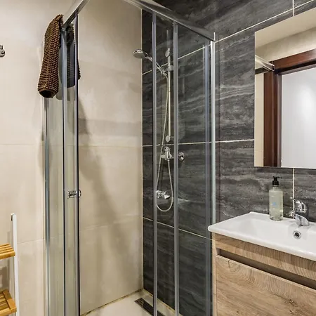 Modern 1 Bedroom For Family With Sofa Bed - By Solea San Ġwann